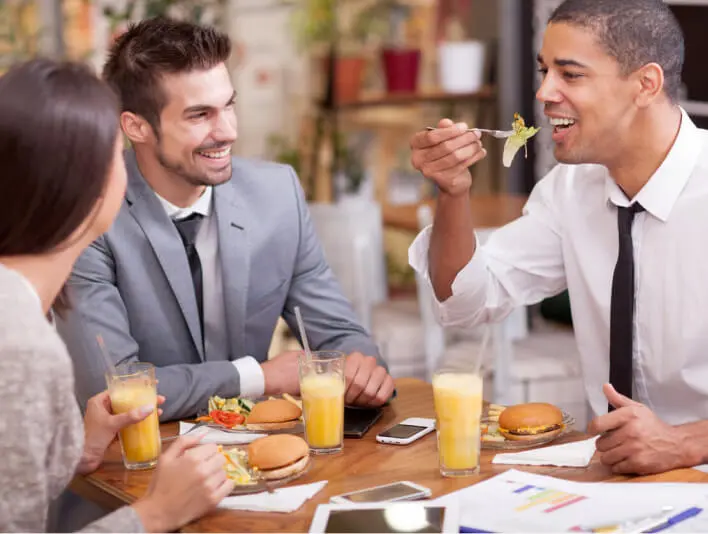 Infiltrazione di rughe degli occhi in pausa pranzo