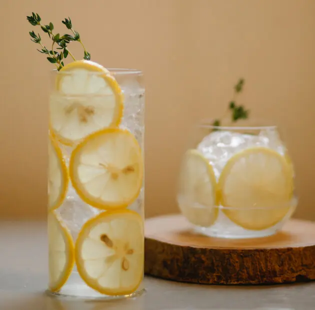Rughe della bocca bere acqua