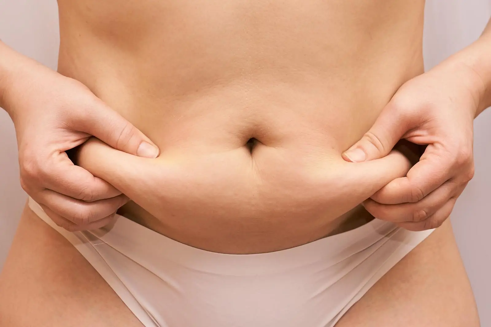 Eine Abdominoplastik oder Bauchdeckenstraffung ist ein plastisch-chirurgischer Eingriff, bei dem überschüssige und erschlaffte Haut im Bauchbereich entfernt wird. Ebenso kann eine Abdominoplastik zur Straffung der geraden Bauchmuskulatur und damit der Taille zum Einsatz kommen.