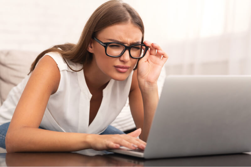 Controllo della vista per prevenire le rughe glabellari