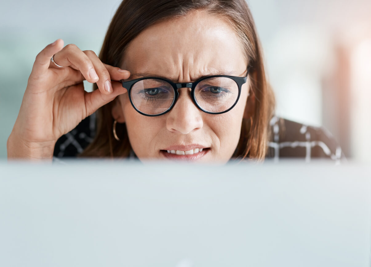Rughe glabellari causate dal lavoro al computer