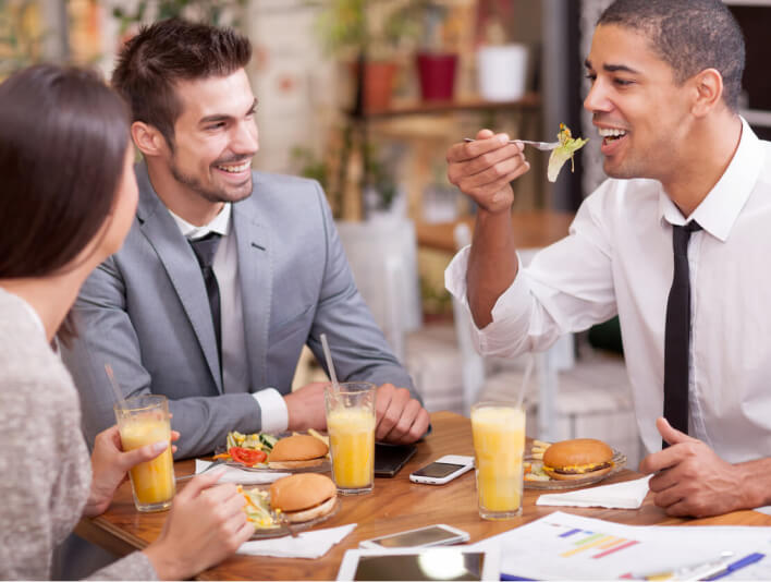 Iniezioni per le rughe degli occhi durante la pausa pranzo